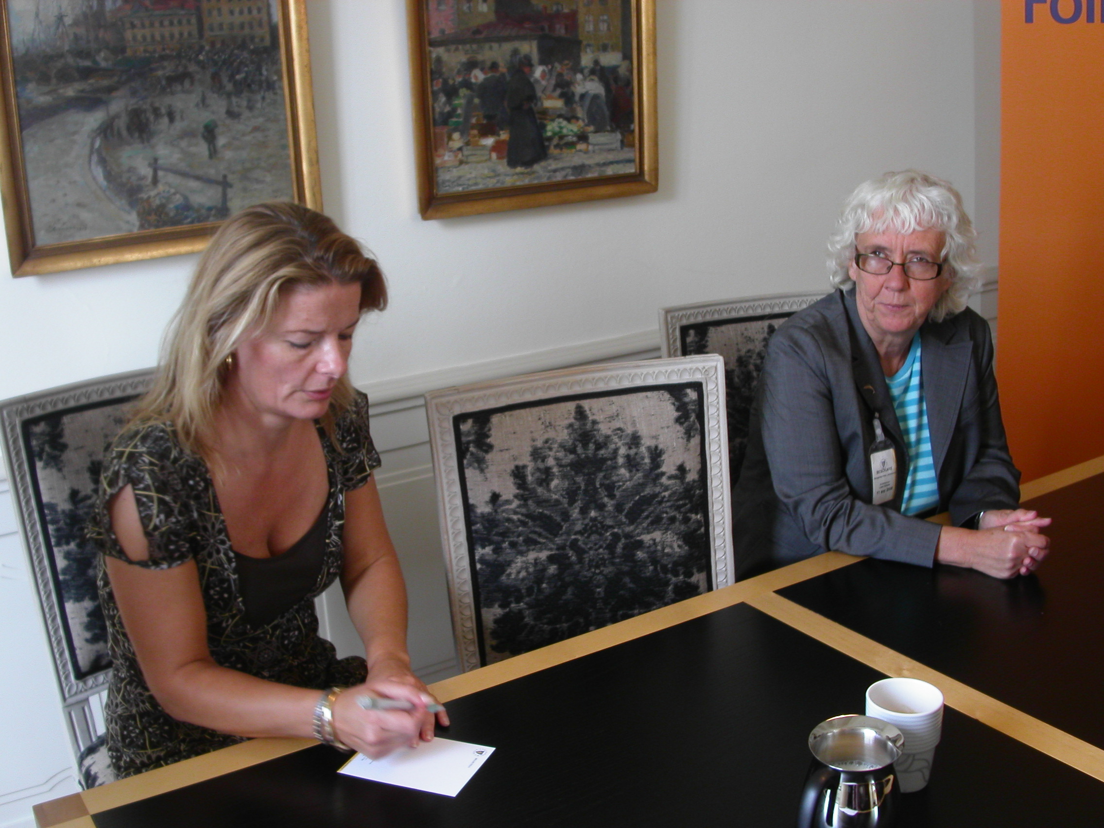 Lotta Edholm och Margareta Åsén Johansson sitter vid ett bord.